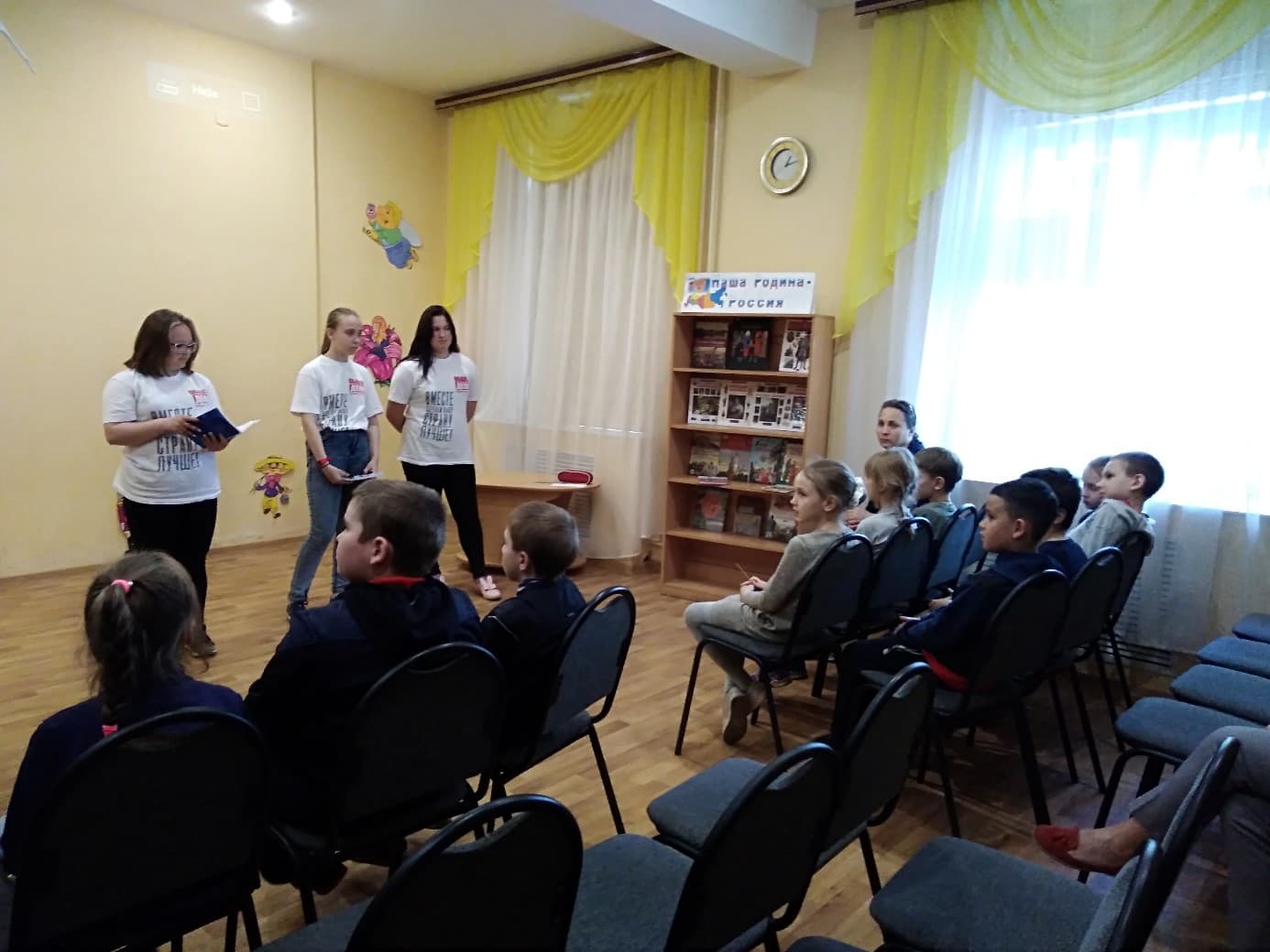 Волонтёры-школьники из Краснокамска проводят профилактические занятия на летних школьных площадках.
